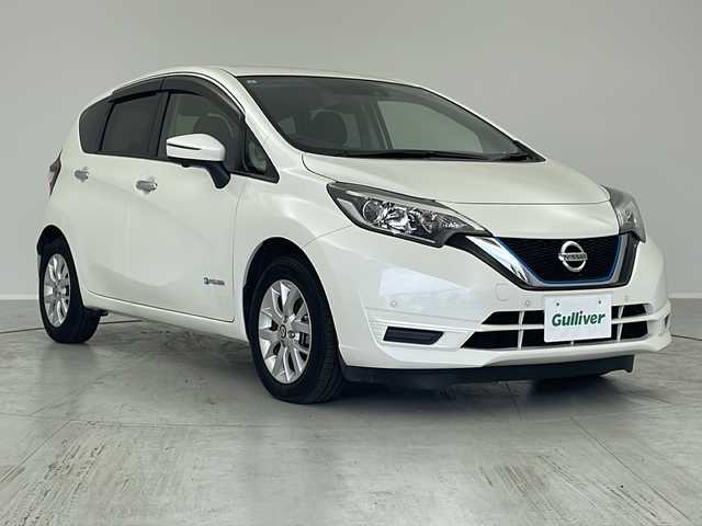 日産 ノート e－パワー X 茨城県 2019(令1)年 2.5万km ブリリアントホワイトパール 純正ナビ/フルセグ/全方位カメラ/CD/DVD/BT/アルパイン後席モニター/デジタルインナーミラー/エマージェンシーブレーキ/車線逸脱抑制/車両接近通報装置/コーナーセンサー/横滑り防止/ISOFIX/前後ドラレコ/トノカバー/スマートキー/ETC/LEDヘッドライト/オートライト