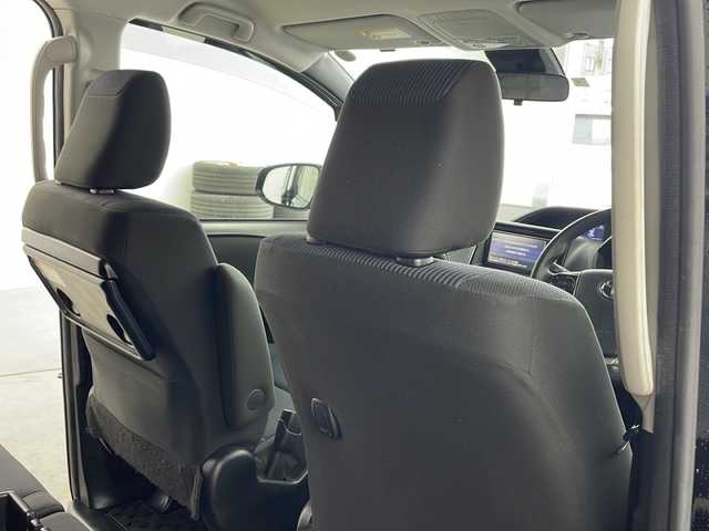 トヨタ ノア X 兵庫県 2020(令2)年 6.6万km ブラック ・純正7インチナビ＆BT＆CD＆DVD＆TV/・片側パワースライドドア/・トヨタセーフティセンス/・プリクラッシュセーフティ/・レーンディパーチャーアラート/・オートマチックハイビーム/・クルーズコントロール/・LEDヘッドライト/・オートライト/・純正フロアマット