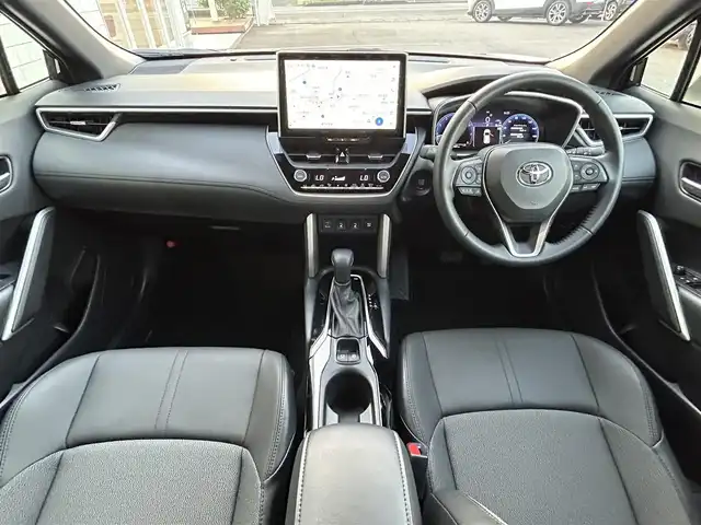 トヨタ カローラ クロス Z 静岡県 2024(令6)年 0.2万km アティチュードブラックマイカ 純正ディスプレイオーディオ/　（ナビ、フルセグTV、Apple Car Play、Bluetooth、AUX）/衝突被害軽減システム/MTモード付きAT/ガラスルーフ/電動リアゲート/ブラインドスポットモニター/オートブレーキホールド/電動パーキングブレーキ/レーダークルーズコントロール/ハーフレザー/前席シートヒーター/運転席パワーシート/全方位カメラ/オートマチックハイビーム/横滑り防止装置/レーンキープアシスト/前後コーナーセンサー/プッシュスタート/前方ドライブレコーダー/ETC2.0/盗難防止装置/純正フロアマット/純正18インチアルミホイール/取扱説明書