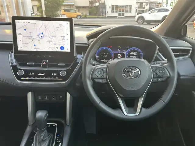 トヨタ カローラ クロス Z 静岡県 2024(令6)年 0.2万km アティチュードブラックマイカ 純正ディスプレイオーディオ/　（ナビ、フルセグTV、Apple Car Play、Bluetooth、AUX）/衝突被害軽減システム/MTモード付きAT/ガラスルーフ/電動リアゲート/ブラインドスポットモニター/オートブレーキホールド/電動パーキングブレーキ/レーダークルーズコントロール/ハーフレザー/前席シートヒーター/運転席パワーシート/全方位カメラ/オートマチックハイビーム/横滑り防止装置/レーンキープアシスト/前後コーナーセンサー/プッシュスタート/前方ドライブレコーダー/ETC2.0/盗難防止装置/純正フロアマット/純正18インチアルミホイール/取扱説明書