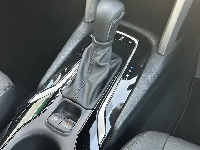 トヨタ カローラ クロス Z 静岡県 2024(令6)年 0.2万km アティチュードブラックマイカ 純正ディスプレイオーディオ/　（ナビ、フルセグTV、Apple Car Play、Bluetooth、AUX）/衝突被害軽減システム/MTモード付きAT/ガラスルーフ/電動リアゲート/ブラインドスポットモニター/オートブレーキホールド/電動パーキングブレーキ/レーダークルーズコントロール/ハーフレザー/前席シートヒーター/運転席パワーシート/全方位カメラ/オートマチックハイビーム/横滑り防止装置/レーンキープアシスト/前後コーナーセンサー/プッシュスタート/前方ドライブレコーダー/ETC2.0/盗難防止装置/純正フロアマット/純正18インチアルミホイール/取扱説明書