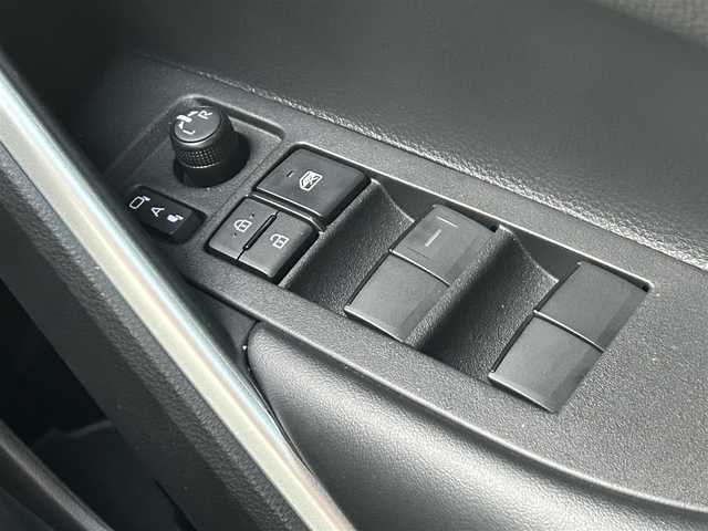 トヨタ カローラ クロス Z 静岡県 2024(令6)年 0.2万km アティチュードブラックマイカ 純正ディスプレイオーディオ/　（ナビ、フルセグTV、Apple Car Play、Bluetooth、AUX）/衝突被害軽減システム/MTモード付きAT/ガラスルーフ/電動リアゲート/ブラインドスポットモニター/オートブレーキホールド/電動パーキングブレーキ/レーダークルーズコントロール/ハーフレザー/前席シートヒーター/運転席パワーシート/全方位カメラ/オートマチックハイビーム/横滑り防止装置/レーンキープアシスト/前後コーナーセンサー/プッシュスタート/前方ドライブレコーダー/ETC2.0/盗難防止装置/純正フロアマット/純正18インチアルミホイール/取扱説明書