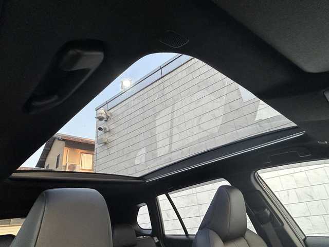 トヨタ カローラ クロス Z 静岡県 2024(令6)年 0.2万km アティチュードブラックマイカ 純正ディスプレイオーディオ/　（ナビ、フルセグTV、Apple Car Play、Bluetooth、AUX）/衝突被害軽減システム/MTモード付きAT/ガラスルーフ/電動リアゲート/ブラインドスポットモニター/オートブレーキホールド/電動パーキングブレーキ/レーダークルーズコントロール/ハーフレザー/前席シートヒーター/運転席パワーシート/全方位カメラ/オートマチックハイビーム/横滑り防止装置/レーンキープアシスト/前後コーナーセンサー/プッシュスタート/前方ドライブレコーダー/ETC2.0/盗難防止装置/純正フロアマット/純正18インチアルミホイール/取扱説明書