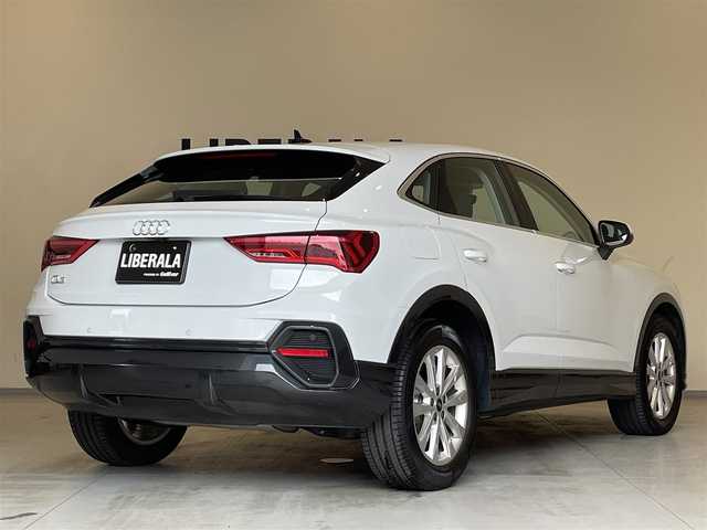 アウディ アウディ Ｑ３ スポーツバック 35TFSI 熊本県 2022(令4)年 4.2万km グレイシアホワイトメタリック ・スマートキー/・プッシュスタート/・エフェシェンシアシスト/・ハイビームアシスト/・パーキングエイド/・アダプティブドライブアシスト/・接近警告/・レーンキープアシスト/・Audhiプレセンス/・休憩の推奨/・前席パワーシート/・純正メモリナビ/　【Bluetooth・USB・AppleCarPlay・AndroidAuto】/・全方位カメラ/・ETC2.0/・バーチャルコクピット/・ドライブレコーダー(前後録画)/・パワーバックドア/・LEDヘッドランプ/・保証書/取説