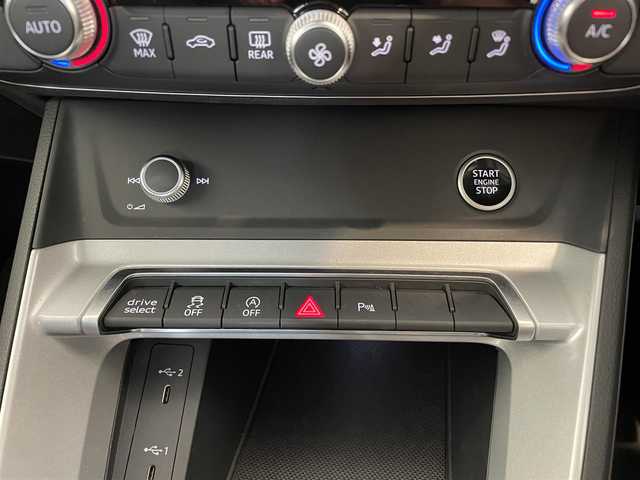 アウディ アウディ Ｑ３ スポーツバック 35TFSI 熊本県 2022(令4)年 4.2万km グレイシアホワイトメタリック ・スマートキー/・プッシュスタート/・エフェシェンシアシスト/・ハイビームアシスト/・パーキングエイド/・アダプティブドライブアシスト/・接近警告/・レーンキープアシスト/・Audhiプレセンス/・休憩の推奨/・前席パワーシート/・純正メモリナビ/　【Bluetooth・USB・AppleCarPlay・AndroidAuto】/・全方位カメラ/・ETC2.0/・バーチャルコクピット/・ドライブレコーダー(前後録画)/・パワーバックドア/・LEDヘッドランプ/・保証書/取説