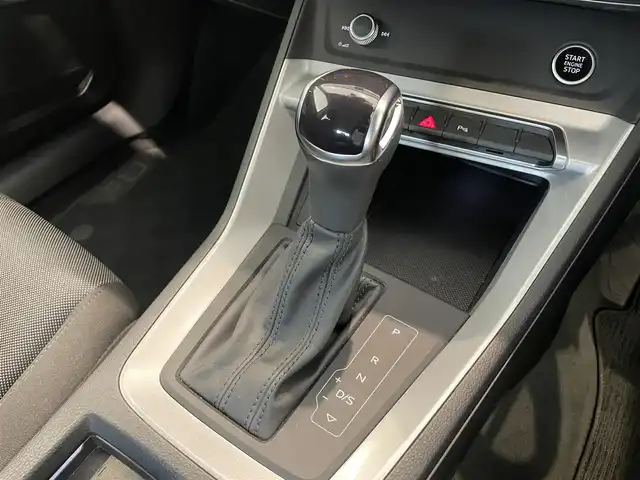 アウディ アウディ Ｑ３ スポーツバック 35TFSI 熊本県 2022(令4)年 4.2万km グレイシアホワイトメタリック ・スマートキー/・プッシュスタート/・エフェシェンシアシスト/・ハイビームアシスト/・パーキングエイド/・アダプティブドライブアシスト/・接近警告/・レーンキープアシスト/・Audhiプレセンス/・休憩の推奨/・前席パワーシート/・純正メモリナビ/　【Bluetooth・USB・AppleCarPlay・AndroidAuto】/・全方位カメラ/・ETC2.0/・バーチャルコクピット/・ドライブレコーダー(前後録画)/・パワーバックドア/・LEDヘッドランプ/・保証書/取説