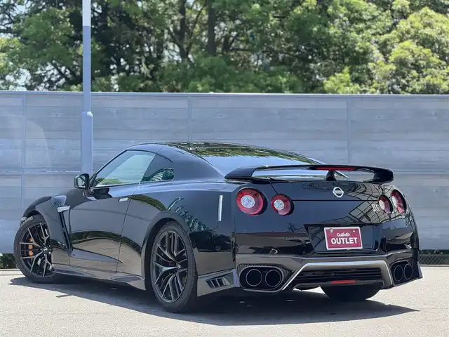 日産 ＧＴ－Ｒ ピュアエディション 三重県 2018(平30)年 5.6万km メテオフレークブラックパール カーウイングスナビゲーションシステム/・8インチワイドディスプレイ/・HDDナビ/・地デジTV/・DVD/CD/・Bluetooth/・USB端子/・ハンズフリーフォン/バックカメラ/クリアランスソナー/ブラック革/パールスエードコンビシート/前席パワーシート/社外デジタルインナーミラー型ドライブレコーダー/スーパーキャット(レーダー探知機)/クルーズコントロール/ビルトインETC/純正20インチRAYS製5本Y字スポークブラック塗装アルミホイール/RSR車高調/brembo製フロント6ポッド/リア4ポッドイエロー塗装ブレーキキャリパー/ドリルドブレーキローター/HKSレーシングサクションキット/LEDヘッドライト/・オートライト/リアフォグランプ/プッシュエンジンスタート/インテリジェントキー×2/新車時保証書