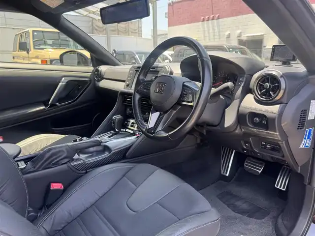 日産 ＧＴ－Ｒ ピュアエディション 三重県 2018(平30)年 5.6万km メテオフレークブラックパール カーウイングスナビゲーションシステム/・8インチワイドディスプレイ/・HDDナビ/・地デジTV/・DVD/CD/・Bluetooth/・USB端子/・ハンズフリーフォン/バックカメラ/クリアランスソナー/ブラック革/パールスエードコンビシート/前席パワーシート/社外デジタルインナーミラー型ドライブレコーダー/スーパーキャット(レーダー探知機)/クルーズコントロール/ビルトインETC/純正20インチRAYS製5本Y字スポークブラック塗装アルミホイール/RSR車高調/brembo製フロント6ポッド/リア4ポッドイエロー塗装ブレーキキャリパー/ドリルドブレーキローター/HKSレーシングサクションキット/LEDヘッドライト/・オートライト/リアフォグランプ/プッシュエンジンスタート/インテリジェントキー×2/新車時保証書