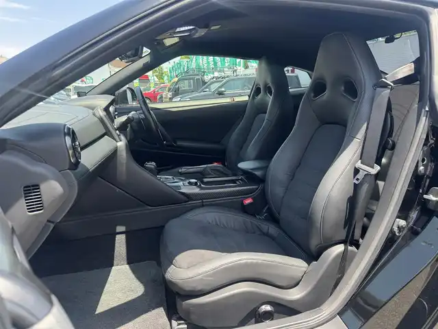 日産 ＧＴ－Ｒ ピュアエディション 三重県 2018(平30)年 5.6万km メテオフレークブラックパール カーウイングスナビゲーションシステム/・8インチワイドディスプレイ/・HDDナビ/・地デジTV/・DVD/CD/・Bluetooth/・USB端子/・ハンズフリーフォン/バックカメラ/クリアランスソナー/ブラック革/パールスエードコンビシート/前席パワーシート/社外デジタルインナーミラー型ドライブレコーダー/スーパーキャット(レーダー探知機)/クルーズコントロール/ビルトインETC/純正20インチRAYS製5本Y字スポークブラック塗装アルミホイール/RSR車高調/brembo製フロント6ポッド/リア4ポッドイエロー塗装ブレーキキャリパー/ドリルドブレーキローター/HKSレーシングサクションキット/LEDヘッドライト/・オートライト/リアフォグランプ/プッシュエンジンスタート/インテリジェントキー×2/新車時保証書