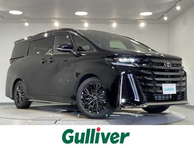 トヨタ ヴェルファイア ハイブリット Z プレミア 愛知県 2025(令7)年 0.5万km ブラック 純正１４インチディスプレイオーディオＰｌｕｓ　/（FM/AM/Bluetooth/フルセグTV/Miracast/HDMI/USB)/左右独立ムーンルーフ　/純正１３．２型フリップダウンモニター　/ユニバ―サールステップ　/パノラミックビューモニター　/トヨタチームメイト　/　　-アドバンスドパーク＋アドバンスドドライブ/　　-パーキングサポートブレーキ/トヨタセーフティセンス　/　　-プリクラッシュセーフティ/　　-レーントレーシングアシスト＋レーンディパーチャーアラート/　　-緊急時操舵支援/　　-レーダークルーズコントロール/　　-アダプティブハイビームシステム/　　-ロードサインアシスト/　　-プロアクティブドライビングアシスト/　　-発進遅れ告知機能/両側パワースライドドア/電動バックドア/ＡＣ１００Ｖ/三眼LEDヘッドライト/置くだけ充電/デジタルインナーミラー/シートヒーター/シートベンチレーション/ステアリングヒーター/メモリー機能付パワーシート/ブラインドスポットモニター/ヘッドアップディスプレイ/ドライブレコーダー/パドルシフト/茶レザーシート