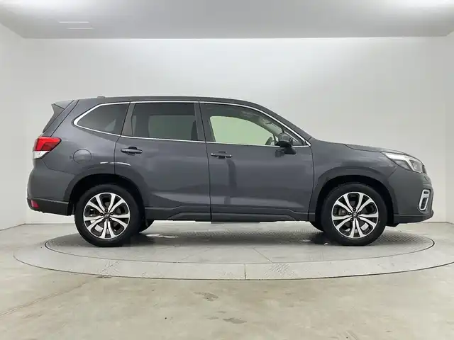 スバル フォレスター プレミアム 新潟県 2019(令1)年 3.2万km マグネタイトグレーメタリック ４WD/アイサイトセーフティプラス/純正8インチメモリナビ/　　CD/DVD/AM/FM/フルセグ/BT//　　applecarplay/androidauto/バック/サイド/フロントモニター/パワーバックドア/全車速追従機能付クルーズコントロール/LEDオートライト/ステアリング連動ヘッドライト/前席パワーシート/前席シートヒーター/運転席メモリシート/純正18インチアルミホイール付/アイドリングストップ/ステアリングスイッチ/ブラインドスポットモニター/デジタルインナーミラー/ステアリングヒーター/ドライブレコーダー/USBポート/スマートキー/ETC