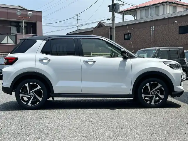 トヨタ ライズ Z 福岡県 2025(令7)年 0.1万km未満 ブラックマイカメタリック/シャイニングホワイトパール ハイブリット車/登録時13KM/禁煙車/ワンオーナー/純正9インチディスプレイオーディオ/　（AM/FM/Bluetooth/フルセグTV）/バックカメラ/パノラミックビューモニター/スマートアシスト/・衝突警報機能/・衝突回避支援ブレーキ機能/・ブレーキ制御付誤発進抑制機能/・車線逸脱警報機能/・車線逸脱抑制制御機能/・路側逸脱警報機能/・ふらつき警報/・先行車発進お知らせ機能/・全車速追従機能付ACC/・レーンキープアシスト/・オートハイビーム/横滑り防止装置/オートライト/コーナーセンサー/クリアランスソナー/ブラインドスポットモニター/純正17インチアルミホイール/シートヒーター（D/N）/電格ウインカーミラー/プッシュスタート/ISOFIX/電源ソケット×1/スペアキー×1/保証書/取扱説明書/ディスプレイオーディオ取説