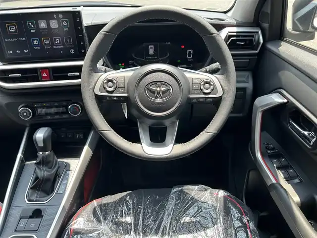 トヨタ ライズ Z 福岡県 2025(令7)年 0.1万km未満 ブラックマイカメタリック/シャイニングホワイトパール ハイブリット車/登録時13KM/禁煙車/ワンオーナー/純正9インチディスプレイオーディオ/　（AM/FM/Bluetooth/フルセグTV）/バックカメラ/パノラミックビューモニター/スマートアシスト/・衝突警報機能/・衝突回避支援ブレーキ機能/・ブレーキ制御付誤発進抑制機能/・車線逸脱警報機能/・車線逸脱抑制制御機能/・路側逸脱警報機能/・ふらつき警報/・先行車発進お知らせ機能/・全車速追従機能付ACC/・レーンキープアシスト/・オートハイビーム/横滑り防止装置/オートライト/コーナーセンサー/クリアランスソナー/ブラインドスポットモニター/純正17インチアルミホイール/シートヒーター（D/N）/電格ウインカーミラー/プッシュスタート/ISOFIX/電源ソケット×1/スペアキー×1/保証書/取扱説明書/ディスプレイオーディオ取説