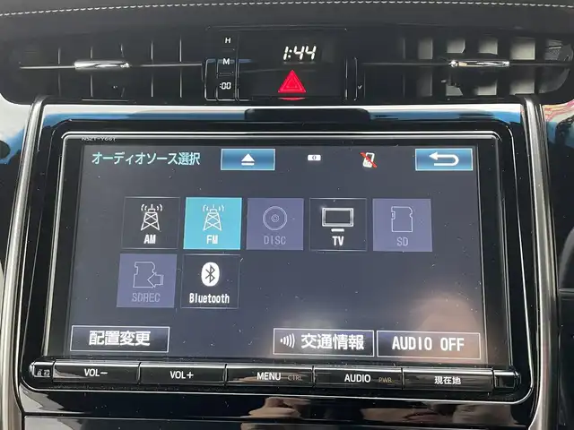 トヨタ ハリアー エレガンス GRスポーツ 佐賀県 2018(平30)年 6.7万km ホワイトパールクリスタルシャイン 純正ナビ/・AM/FM/CD/SD/BT/・フルセグTV/バックカメラ/トヨタセーフティセンス/・レーンディパーチャーアラート/・レーダークルーズコントロール/・プリクラッシュセーフティ/・オートマチックハイビーム/革巻きステアリング/・ステアリングリモコン/ハーフレザーシート/・D席パワーシート/オートライト/・LEDライト/・フォグランプ/電動格納ミラー/・ウィンカーミラー/ビルトインETC/純正フロアマット/純正アルミホイール/スマートキー/・スペアキー