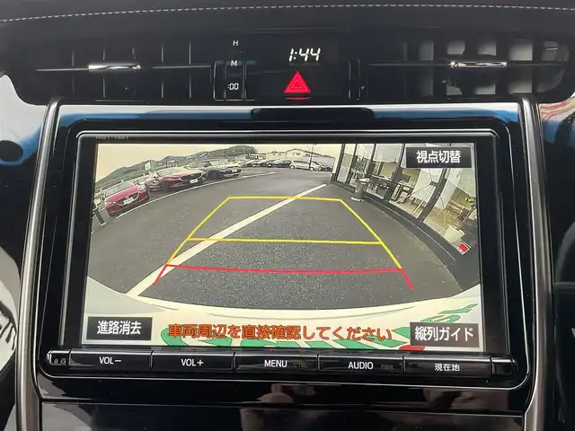 トヨタ ハリアー エレガンス GRスポーツ 佐賀県 2018(平30)年 6.7万km ホワイトパールクリスタルシャイン 純正ナビ/・AM/FM/CD/SD/BT/・フルセグTV/バックカメラ/トヨタセーフティセンス/・レーンディパーチャーアラート/・レーダークルーズコントロール/・プリクラッシュセーフティ/・オートマチックハイビーム/革巻きステアリング/・ステアリングリモコン/ハーフレザーシート/・D席パワーシート/オートライト/・LEDライト/・フォグランプ/電動格納ミラー/・ウィンカーミラー/ビルトインETC/純正フロアマット/純正アルミホイール/スマートキー/・スペアキー