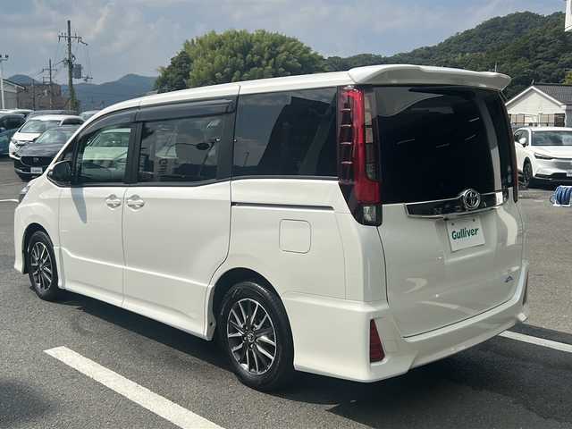 トヨタ ノア Si 京都府 2016(平28)年 2.4万km ホワイトパールクリスタルシャイン 純正９インチナビ　Ｂｌｕｅｔｏｏｔｈオーディオ　フルセグ　ＤＶＤ再生　バックカメラ　後席フリップダウンモニター　プリクラッシュセーフティ　両側パワースライドドア　ビルトインＥＴＣ　ＬＥＤヘッドライト