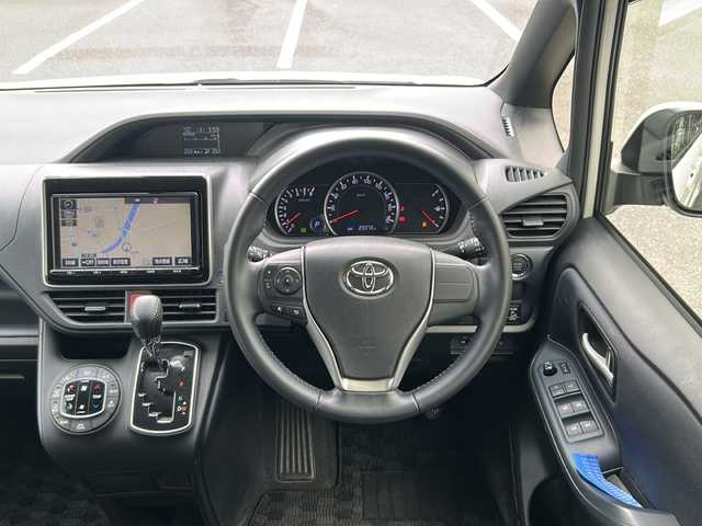 トヨタ ノア Si 京都府 2016(平28)年 2.4万km ホワイトパールクリスタルシャイン 純正９インチナビ　Ｂｌｕｅｔｏｏｔｈオーディオ　フルセグ　ＤＶＤ再生　バックカメラ　後席フリップダウンモニター　プリクラッシュセーフティ　両側パワースライドドア　ビルトインＥＴＣ　ＬＥＤヘッドライト