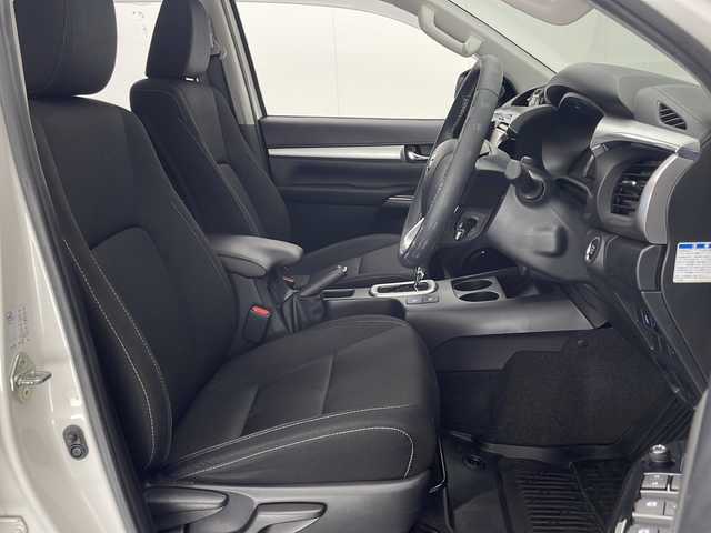 トヨタ ハイラックス Z 熊本県 2021(令3)年 4.8万km スーパーホワイトⅡ 禁煙車/衝突被害軽減ブレーキ/純正ナビTV/（NSZT-W68T/CD/DVD/Bluetooth/フルセグTV)/純正バックカメラ/純正ドライブレコーダー/純正OP/GRサイドステップ/純正OP/GRスポーツバー/純正LEDオートライト/純正LEDフォグ/純正17インチアルミ/純正フロアマット/アダプティブクルーズコントロール/レーンディパーチャーアラート/クリアランスソナー/ダウンヒルアシストコントロール/オートエアコン/本革巻ハンドル/オート電動格納ミラー/スマートキー/プッシュエンジンスタート/新車時保証書/取扱い説明書