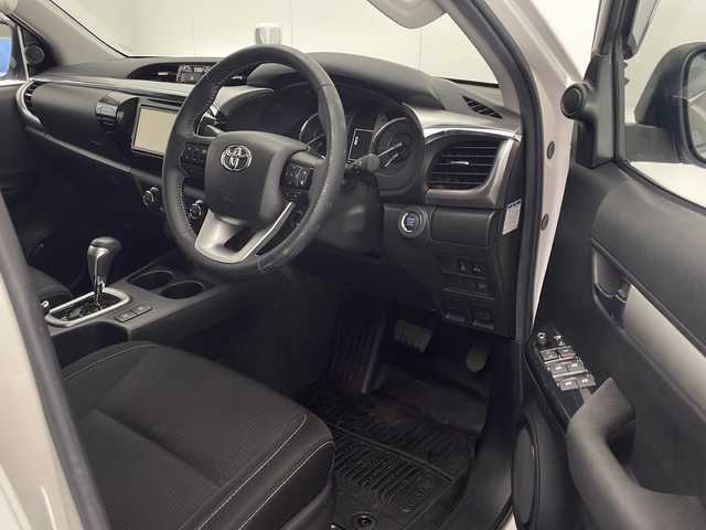 トヨタ ハイラックス Z 熊本県 2021(令3)年 4.8万km スーパーホワイトⅡ 禁煙車/衝突被害軽減ブレーキ/純正ナビTV/（NSZT-W68T/CD/DVD/Bluetooth/フルセグTV)/純正バックカメラ/純正ドライブレコーダー/純正OP/GRサイドステップ/純正OP/GRスポーツバー/純正LEDオートライト/純正LEDフォグ/純正17インチアルミ/純正フロアマット/アダプティブクルーズコントロール/レーンディパーチャーアラート/クリアランスソナー/ダウンヒルアシストコントロール/オートエアコン/本革巻ハンドル/オート電動格納ミラー/スマートキー/プッシュエンジンスタート/新車時保証書/取扱い説明書