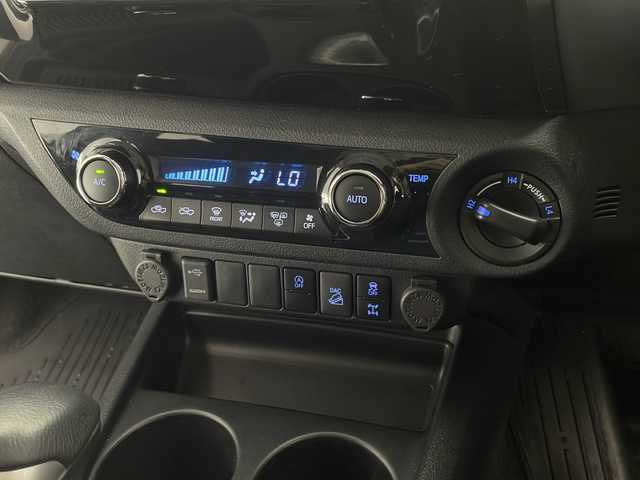 トヨタ ハイラックス Z 熊本県 2021(令3)年 4.8万km スーパーホワイトⅡ 禁煙車/衝突被害軽減ブレーキ/純正ナビTV/（NSZT-W68T/CD/DVD/Bluetooth/フルセグTV)/純正バックカメラ/純正ドライブレコーダー/純正OP/GRサイドステップ/純正OP/GRスポーツバー/純正LEDオートライト/純正LEDフォグ/純正17インチアルミ/純正フロアマット/アダプティブクルーズコントロール/レーンディパーチャーアラート/クリアランスソナー/ダウンヒルアシストコントロール/オートエアコン/本革巻ハンドル/オート電動格納ミラー/スマートキー/プッシュエンジンスタート/新車時保証書/取扱い説明書