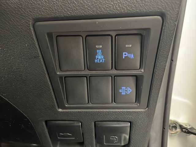 トヨタ ハイラックス Z 熊本県 2021(令3)年 4.8万km スーパーホワイトⅡ 禁煙車/衝突被害軽減ブレーキ/純正ナビTV/（NSZT-W68T/CD/DVD/Bluetooth/フルセグTV)/純正バックカメラ/純正ドライブレコーダー/純正OP/GRサイドステップ/純正OP/GRスポーツバー/純正LEDオートライト/純正LEDフォグ/純正17インチアルミ/純正フロアマット/アダプティブクルーズコントロール/レーンディパーチャーアラート/クリアランスソナー/ダウンヒルアシストコントロール/オートエアコン/本革巻ハンドル/オート電動格納ミラー/スマートキー/プッシュエンジンスタート/新車時保証書/取扱い説明書