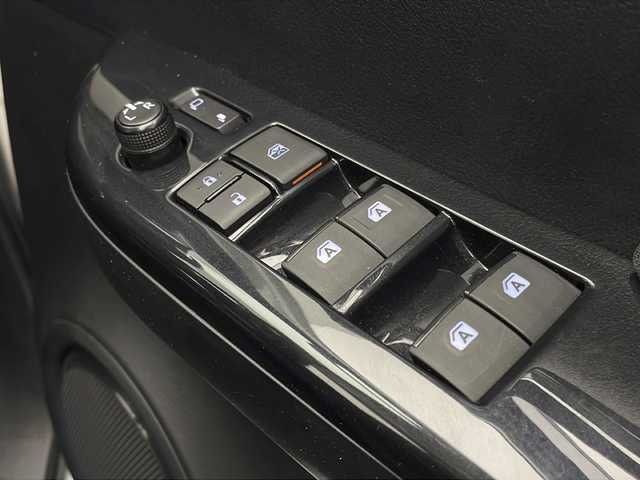 トヨタ ハイラックス Z 熊本県 2021(令3)年 4.8万km スーパーホワイトⅡ 禁煙車/衝突被害軽減ブレーキ/純正ナビTV/（NSZT-W68T/CD/DVD/Bluetooth/フルセグTV)/純正バックカメラ/純正ドライブレコーダー/純正OP/GRサイドステップ/純正OP/GRスポーツバー/純正LEDオートライト/純正LEDフォグ/純正17インチアルミ/純正フロアマット/アダプティブクルーズコントロール/レーンディパーチャーアラート/クリアランスソナー/ダウンヒルアシストコントロール/オートエアコン/本革巻ハンドル/オート電動格納ミラー/スマートキー/プッシュエンジンスタート/新車時保証書/取扱い説明書