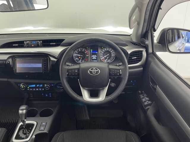 トヨタ ハイラックス Z 熊本県 2021(令3)年 4.8万km スーパーホワイトⅡ 禁煙車/衝突被害軽減ブレーキ/純正ナビTV/（NSZT-W68T/CD/DVD/Bluetooth/フルセグTV)/純正バックカメラ/純正ドライブレコーダー/純正OP/GRサイドステップ/純正OP/GRスポーツバー/純正LEDオートライト/純正LEDフォグ/純正17インチアルミ/純正フロアマット/アダプティブクルーズコントロール/レーンディパーチャーアラート/クリアランスソナー/ダウンヒルアシストコントロール/オートエアコン/本革巻ハンドル/オート電動格納ミラー/スマートキー/プッシュエンジンスタート/新車時保証書/取扱い説明書