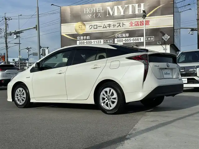 トヨタ プリウス Sセーフティプラス 徳島県 2016(平28)年 1.9万km ホワイトパールクリスタルシャイン 純正9インチナビ/（Bluetooth/フルセグTV/CD/DVD/FM/AM）/バックカメラ/レーダークルーズコントロール/PCS/LDA/クリアランスソナー/HUD/LEDヘッドライト/オートライト/オートハイビーム/純正15AW/純正フロアマット/電格ミラー/ドアバイザー/ビルトインETC