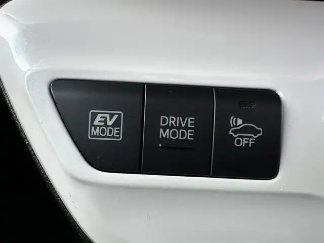 トヨタ プリウス Sセーフティプラス 徳島県 2016(平28)年 1.9万km ホワイトパールクリスタルシャイン 純正9インチナビ/（Bluetooth/フルセグTV/CD/DVD/FM/AM）/バックカメラ/レーダークルーズコントロール/PCS/LDA/クリアランスソナー/HUD/LEDヘッドライト/オートライト/オートハイビーム/純正15AW/純正フロアマット/電格ミラー/ドアバイザー/ビルトインETC