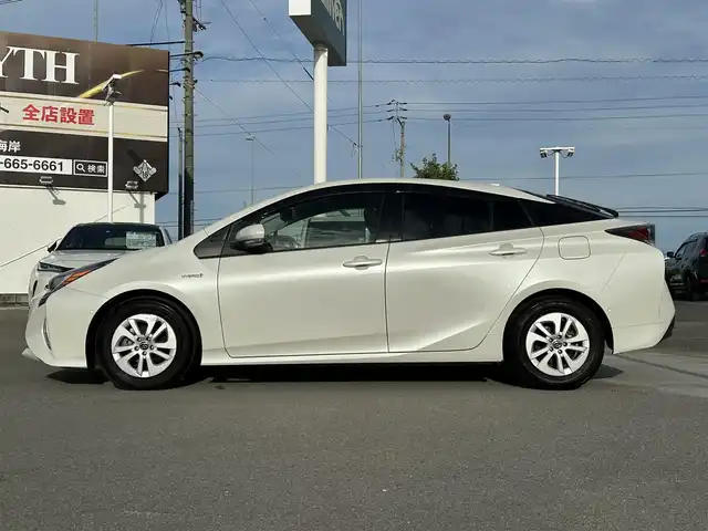 トヨタ プリウス Sセーフティプラス 徳島県 2016(平28)年 1.9万km ホワイトパールクリスタルシャイン 純正9インチナビ/（Bluetooth/フルセグTV/CD/DVD/FM/AM）/バックカメラ/レーダークルーズコントロール/PCS/LDA/クリアランスソナー/HUD/LEDヘッドライト/オートライト/オートハイビーム/純正15AW/純正フロアマット/電格ミラー/ドアバイザー/ビルトインETC