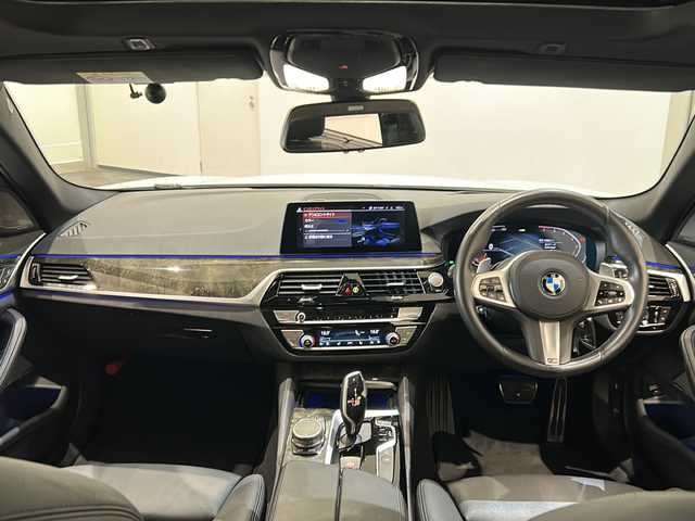 ＢＭＷ ５４０ｉ xDrive ツーリング Mスポーツ 新潟県 2020(令2)年 5万km アルピンホワイトⅢ オプション/セレクト・パッケージ/・電動ガラス・サンルーフ/・サン・プロテクション・ガラス/・harman/kardon /標準装備/パーキング・アシスト・プラス/・アクティブPDCパーク・ディスタンス・コントロール/・パーキング・アシスト/・リバース・アシスト/ドライビング・アシスト・プロフェッショナル/・アクティブ・クルーズ・コントロール（ストップ&ゴー機能付）/・ステアリング&レーン・コントロール・アシスト/・レーン・ディパーチャー・ウォーニング/・レーン・チェンジ・ウォーニング /・高速道路渋滞時ハンズ・オフ・アシスト/・レーン・チェンジ・アシスト/黒革レザーシート/シートヒーター/オートマチックテールゲート/アンビエントライト/ドライブレコーダー/ETC