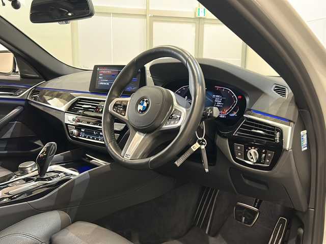 ＢＭＷ ５４０ｉ xDrive ツーリング Mスポーツ 新潟県 2020(令2)年 5万km アルピンホワイトⅢ オプション/セレクト・パッケージ/・電動ガラス・サンルーフ/・サン・プロテクション・ガラス/・harman/kardon /標準装備/パーキング・アシスト・プラス/・アクティブPDCパーク・ディスタンス・コントロール/・パーキング・アシスト/・リバース・アシスト/ドライビング・アシスト・プロフェッショナル/・アクティブ・クルーズ・コントロール（ストップ&ゴー機能付）/・ステアリング&レーン・コントロール・アシスト/・レーン・ディパーチャー・ウォーニング/・レーン・チェンジ・ウォーニング /・高速道路渋滞時ハンズ・オフ・アシスト/・レーン・チェンジ・アシスト/黒革レザーシート/シートヒーター/オートマチックテールゲート/アンビエントライト/ドライブレコーダー/ETC