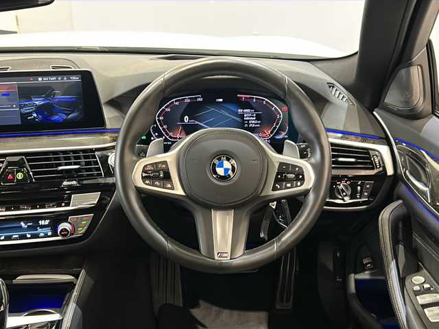 ＢＭＷ ５４０ｉ xDrive ツーリング Mスポーツ 新潟県 2020(令2)年 5万km アルピンホワイトⅢ オプション/セレクト・パッケージ/・電動ガラス・サンルーフ/・サン・プロテクション・ガラス/・harman/kardon /標準装備/パーキング・アシスト・プラス/・アクティブPDCパーク・ディスタンス・コントロール/・パーキング・アシスト/・リバース・アシスト/ドライビング・アシスト・プロフェッショナル/・アクティブ・クルーズ・コントロール（ストップ&ゴー機能付）/・ステアリング&レーン・コントロール・アシスト/・レーン・ディパーチャー・ウォーニング/・レーン・チェンジ・ウォーニング /・高速道路渋滞時ハンズ・オフ・アシスト/・レーン・チェンジ・アシスト/黒革レザーシート/シートヒーター/オートマチックテールゲート/アンビエントライト/ドライブレコーダー/ETC