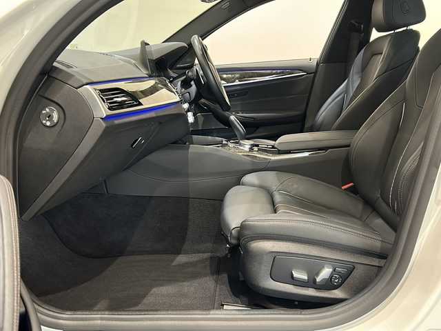 ＢＭＷ ５４０ｉ xDrive ツーリング Mスポーツ 新潟県 2020(令2)年 5万km アルピンホワイトⅢ オプション/セレクト・パッケージ/・電動ガラス・サンルーフ/・サン・プロテクション・ガラス/・harman/kardon /標準装備/パーキング・アシスト・プラス/・アクティブPDCパーク・ディスタンス・コントロール/・パーキング・アシスト/・リバース・アシスト/ドライビング・アシスト・プロフェッショナル/・アクティブ・クルーズ・コントロール（ストップ&ゴー機能付）/・ステアリング&レーン・コントロール・アシスト/・レーン・ディパーチャー・ウォーニング/・レーン・チェンジ・ウォーニング /・高速道路渋滞時ハンズ・オフ・アシスト/・レーン・チェンジ・アシスト/黒革レザーシート/シートヒーター/オートマチックテールゲート/アンビエントライト/ドライブレコーダー/ETC