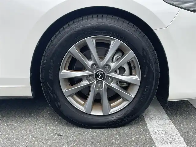 マツダ マツダ３セダン 20S プロアクティブ ツーリングS 山形県 2022(令4)年 2.1万km スノーフレイクホワイトパールマイカ ワンオーナー/i-ACTIVSENSE/・車線逸脱警報システム/・ブラインドスポットモニタリング/・ディスタンス＆スピードアラート/・前側方接近車両検知/・後側方接近車両検知/・レーンキープアシストシステム/純正ナビ/（フルセグ/DVD/CD/USB/HDMI/Apple CarPlay/Android Auto）/全周囲カメラ/ヘッドアップディスプレイ/アイドリングストップ/レーダークルーズコントロール/電動パーキングブレーキ/オートホールド/パドルシフト/シートヒーター/ステアリングヒーター/LEDヘッドライト/オートマチックハイビーム/プッシュスタート