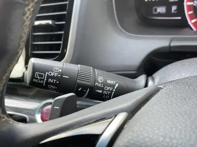 ホンダ オデッセイ アブソルート 埼玉県 2015(平27)年 10.4万km プレミアムヴィーナスブラックP (株)IDOMが運営する【じしゃロン鳩ヶ谷店】の自社ローン専用車両になりますこちらは現金またはオートローンご利用時の価格です。自社ローンご希望の方は別途その旨お申付け下さい/ホンダセンシング/  衝突軽減ブレーキ〈CMBS〉/  誤発進抑制機能/  LKAS〈車線維持支援システム〉/  路外逸脱抑制機能/  ACC〈アダプティブ・クルーズ・コントロール〉/純正ナビ　/　AM/FM/CD/DVD/BT/フルセグTV/バックカメラ　/フリップダウンモニター　/両側パワースライドドア　/パドルシフト　/ステアリングスイッチ　/デュアルエアコン　/キャプテンシート　/オットマン（２列目）/ビルトインＥＴＣ/フォグランプ/プッシュスタートボタン/スマートキー×2/ドアバイザー/電動格納式ウィンカーミラー/保証書