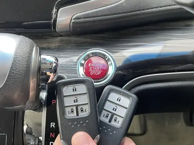 ホンダ オデッセイ アブソルート 埼玉県 2015(平27)年 10.4万km プレミアムヴィーナスブラックP (株)IDOMが運営する【じしゃロン鳩ヶ谷店】の自社ローン専用車両になりますこちらは現金またはオートローンご利用時の価格です。自社ローンご希望の方は別途その旨お申付け下さい/ホンダセンシング/  衝突軽減ブレーキ〈CMBS〉/  誤発進抑制機能/  LKAS〈車線維持支援システム〉/  路外逸脱抑制機能/  ACC〈アダプティブ・クルーズ・コントロール〉/純正ナビ　/　AM/FM/CD/DVD/BT/フルセグTV/バックカメラ　/フリップダウンモニター　/両側パワースライドドア　/パドルシフト　/ステアリングスイッチ　/デュアルエアコン　/キャプテンシート　/オットマン（２列目）/ビルトインＥＴＣ/フォグランプ/プッシュスタートボタン/スマートキー×2/ドアバイザー/電動格納式ウィンカーミラー/保証書
