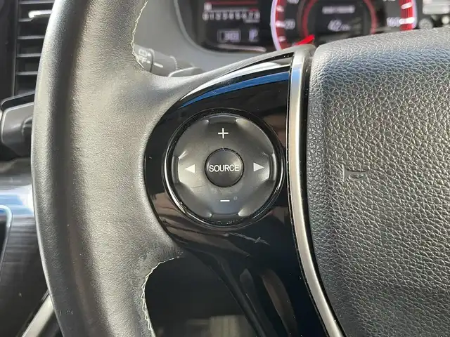 ホンダ オデッセイ アブソルート 埼玉県 2015(平27)年 10.4万km プレミアムヴィーナスブラックP (株)IDOMが運営する【じしゃロン鳩ヶ谷店】の自社ローン専用車両になりますこちらは現金またはオートローンご利用時の価格です。自社ローンご希望の方は別途その旨お申付け下さい/ホンダセンシング/  衝突軽減ブレーキ〈CMBS〉/  誤発進抑制機能/  LKAS〈車線維持支援システム〉/  路外逸脱抑制機能/  ACC〈アダプティブ・クルーズ・コントロール〉/純正ナビ　/　AM/FM/CD/DVD/BT/フルセグTV/バックカメラ　/フリップダウンモニター　/両側パワースライドドア　/パドルシフト　/ステアリングスイッチ　/デュアルエアコン　/キャプテンシート　/オットマン（２列目）/ビルトインＥＴＣ/フォグランプ/プッシュスタートボタン/スマートキー×2/ドアバイザー/電動格納式ウィンカーミラー/保証書