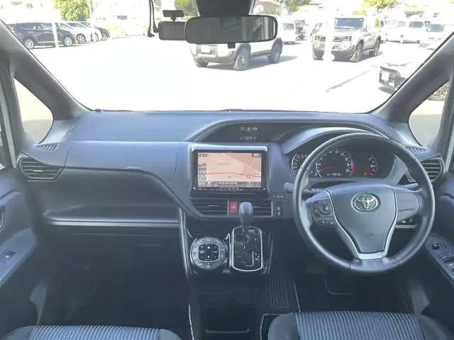 トヨタ ヴォクシー ZS 煌Ⅱ 群馬県 2016(平28)年 4.9万km ホワイトパールクリスタルシャイン 社外9インチナビ/（CD/DVD/SD/HDMI/Bluetooth）/フルセグテレビ/バックカメラ/社外フリップダウンモニター/セーフティセンスC/・プリクラッシュセーフティシステム/・レーンディパーチャーアラート/・オートマチックハイビーム/両側パワースライドドア/プッシュスタート/LEDヘッドランプ/アイドリングストップ/前後ドライブレコーダー