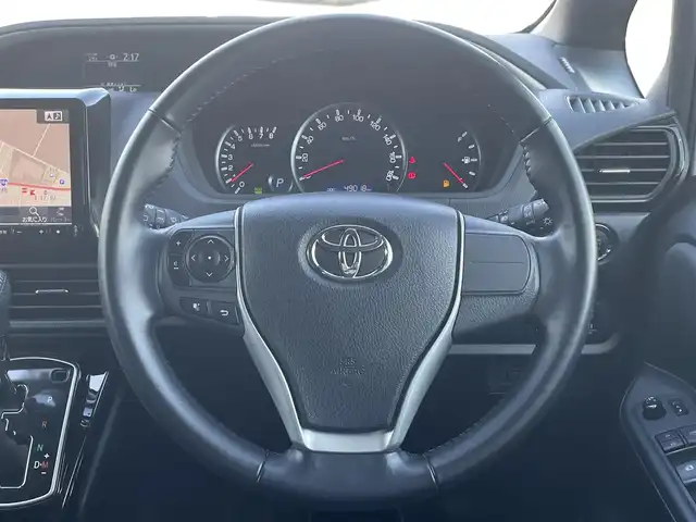 トヨタ ヴォクシー ZS 煌Ⅱ 群馬県 2016(平28)年 4.9万km ホワイトパールクリスタルシャイン 社外9インチナビ/（CD/DVD/SD/HDMI/Bluetooth）/フルセグテレビ/バックカメラ/社外フリップダウンモニター/セーフティセンスC/・プリクラッシュセーフティシステム/・レーンディパーチャーアラート/・オートマチックハイビーム/両側パワースライドドア/プッシュスタート/LEDヘッドランプ/アイドリングストップ/前後ドライブレコーダー
