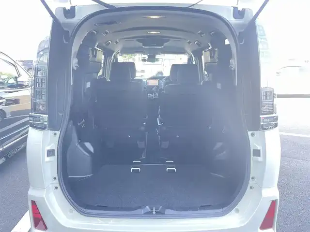トヨタ ヴォクシー ZS 煌Ⅱ 群馬県 2016(平28)年 4.9万km ホワイトパールクリスタルシャイン 社外9インチナビ/（CD/DVD/SD/HDMI/Bluetooth）/フルセグテレビ/バックカメラ/社外フリップダウンモニター/セーフティセンスC/・プリクラッシュセーフティシステム/・レーンディパーチャーアラート/・オートマチックハイビーム/両側パワースライドドア/プッシュスタート/LEDヘッドランプ/アイドリングストップ/前後ドライブレコーダー