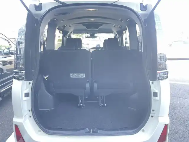 トヨタ ヴォクシー ZS 煌Ⅱ 群馬県 2016(平28)年 4.9万km ホワイトパールクリスタルシャイン 社外9インチナビ/（CD/DVD/SD/HDMI/Bluetooth）/フルセグテレビ/バックカメラ/社外フリップダウンモニター/セーフティセンスC/・プリクラッシュセーフティシステム/・レーンディパーチャーアラート/・オートマチックハイビーム/両側パワースライドドア/プッシュスタート/LEDヘッドランプ/アイドリングストップ/前後ドライブレコーダー