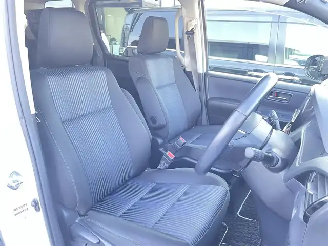 トヨタ ヴォクシー ZS 煌Ⅱ 群馬県 2016(平28)年 4.9万km ホワイトパールクリスタルシャイン 社外9インチナビ/（CD/DVD/SD/HDMI/Bluetooth）/フルセグテレビ/バックカメラ/社外フリップダウンモニター/セーフティセンスC/・プリクラッシュセーフティシステム/・レーンディパーチャーアラート/・オートマチックハイビーム/両側パワースライドドア/プッシュスタート/LEDヘッドランプ/アイドリングストップ/前後ドライブレコーダー