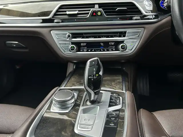 ＢＭＷ ７４０ｉ Mスポーツ 茨城県 2016(平28)年 6.9万km アルピンホワイトⅢ サンル-フ /360°C /harman/kardon /HUD /茶革 /シートヒーター /M付PWシ-ト /ベンチレ-ション /PWトランク /ソフトクロ-ズドア /ドライビングアシストプラス /ACC /LDW /LCW /CTW /アダプティブLED /オ-トハイビ-ム /ナビ /TV/BT/DVD /ETC /ドラレコ /禁煙車