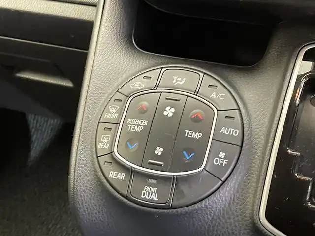 トヨタ ヴォクシー X 岩手県 2017(平29)年 11.5万km ホワイトパールクリスタルシャイン ４WD/クルーズコントロール/両側パワースライドドア/トヨタセーフティセンスC/プリクラッシュセーフティ/レーンディパーチャーアラート/オートマチックハイビーム/先行車発進告知/横滑り防止装置/アイドリングストップ/MTモード付AT/リアサンシェード/エンジンスターター/純正ナビ/バックカメラ/ワンセグTV/ステアリングスイッチ/ETC/LEDヘッドランプ/フォグランプ/社外１５インチアルミホイール