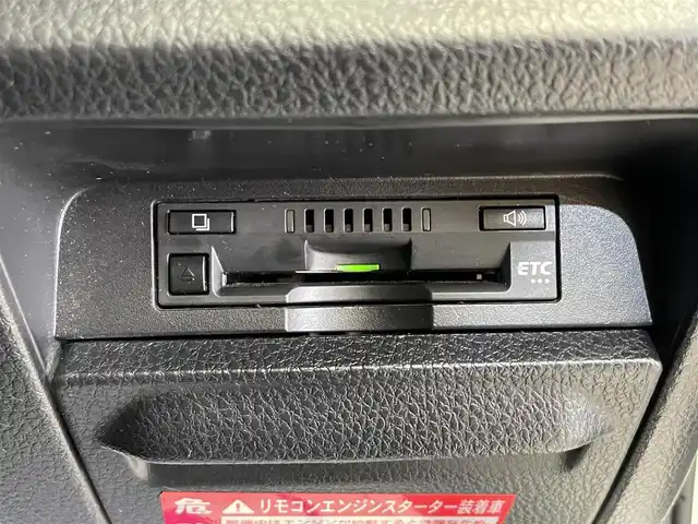 トヨタ ヴォクシー X 岩手県 2017(平29)年 11.5万km ホワイトパールクリスタルシャイン ４WD/クルーズコントロール/両側パワースライドドア/トヨタセーフティセンスC/プリクラッシュセーフティ/レーンディパーチャーアラート/オートマチックハイビーム/先行車発進告知/横滑り防止装置/アイドリングストップ/MTモード付AT/リアサンシェード/エンジンスターター/純正ナビ/バックカメラ/ワンセグTV/ステアリングスイッチ/ETC/LEDヘッドランプ/フォグランプ/社外１５インチアルミホイール