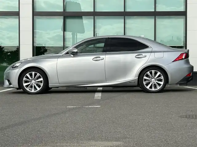レクサス ＩＳ 300h 和歌山県 2013(平25)年 12.6万km プラチナムシルバーメタリック 純正ナビ/フルセグTV/バックカメラ/クルーズコントロール/ハーフレザーシート/シートヒーター/パドルシフト/純正アルミホイール/純正フロアマット/ビルトインETC/LEDヘッドライト/フォグランプ/オートライト