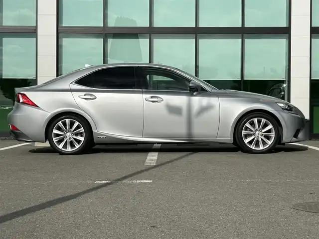 レクサス ＩＳ 300h 和歌山県 2013(平25)年 12.6万km プラチナムシルバーメタリック 純正ナビ/フルセグTV/バックカメラ/クルーズコントロール/ハーフレザーシート/シートヒーター/パドルシフト/純正アルミホイール/純正フロアマット/ビルトインETC/LEDヘッドライト/フォグランプ/オートライト
