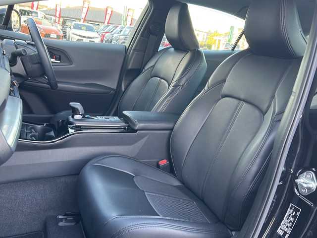 トヨタ プリウス G 栃木県 2023(令5)年 1.1万km アティチュードブラックマイカ 純正メモリナビ/・Bluetooth /・TV フルセグ/・バックカメラ/追従式クルーズコントロール/シートヒーター/ETC2.0/ドライブレコーダー/ドアバイザー/100V充電/純正19インチアルミホイール/衝突被害軽減システム/コーナーセンサー/レーンキープアシスト/オートライト/LEDヘッドライト/オートマチックハイビーム