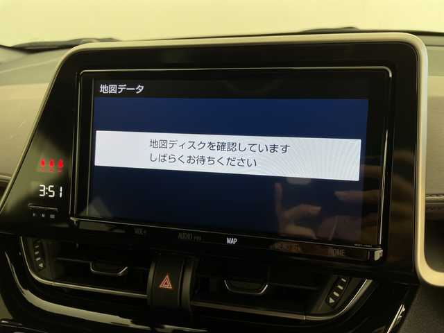 トヨタ Ｃ－ＨＲ G 鹿児島県 2019(平31)年 2.1万km ホワイトパールクリスタルシャイン 純正ナビ/(CD/DVD/SD/BT/フルセグ)/バックカメラ/Toyota Safety Sense/・プリクラッシュセーフティシステム/・レーントレーシングアシスト/・発進遅れ告知機能/・オートマチックハイビーム/・レーダークルーズコントロール/LEDオートライト/LEDフォグランプ/ハーフレザーシート/シートヒーター/純正18インチアルミホイール/ブラインドスポットモニター/クリアランスソナー/電動パーキングブレーキ/スマートキー/ビルトインETC